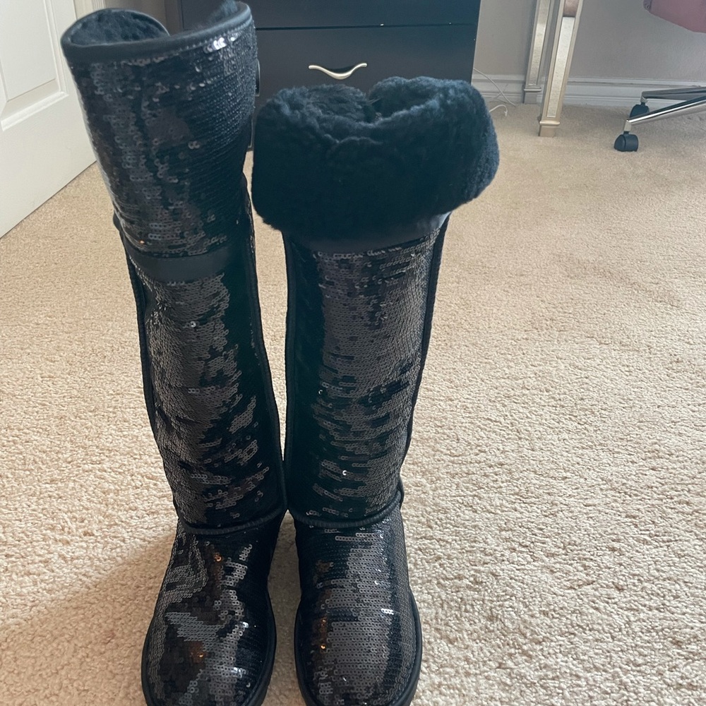 Black shinny Ugg’s